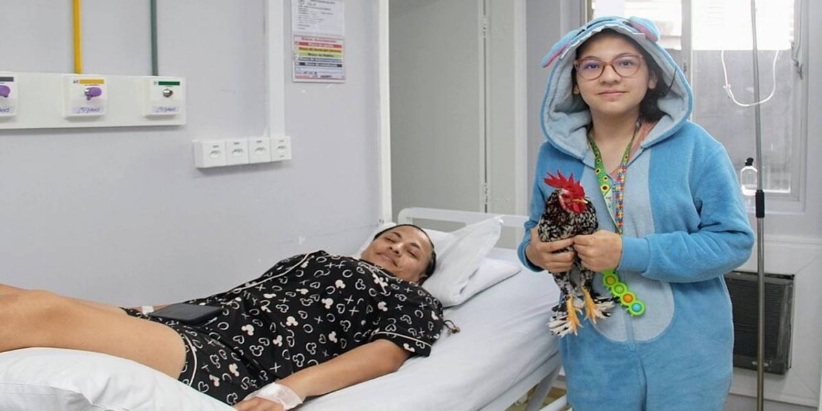 Menina com TEA poderá permanecer com “Galo Paçoca” durante internação e recuperação da mãe