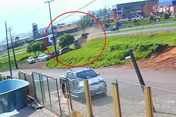 Câmera de segurança registra capotamento na BR-467 em Cascavel