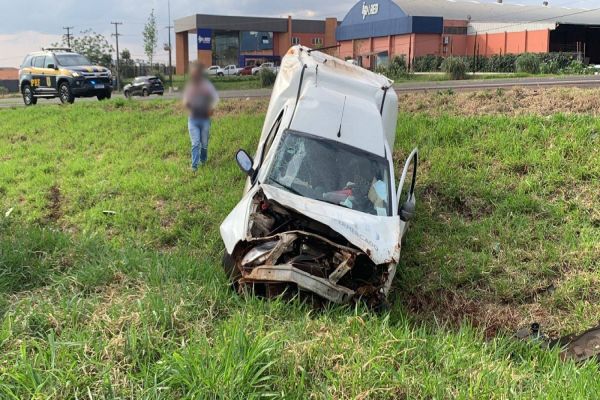 Condutor fratura o nariz após capotamento na BR-467 em Cascavel