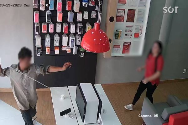 Imagem referente a notícia: Homem é detido após atirar celular contra mesa em loja de eletrônicos no centro de Cascavel
