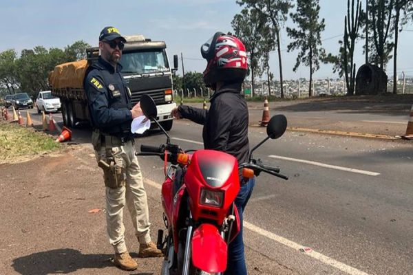 PRF de Cascavel realiza operação educativa e de fiscalização para motociclistas