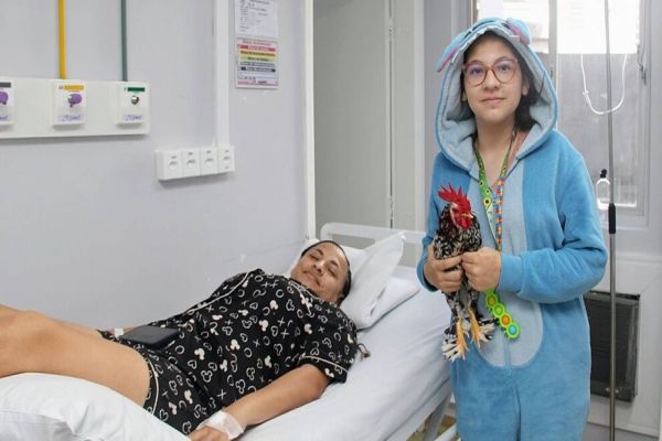 Menina com TEA poderá permanecer com “Galo Paçoca” durante internação e recuperação da mãe