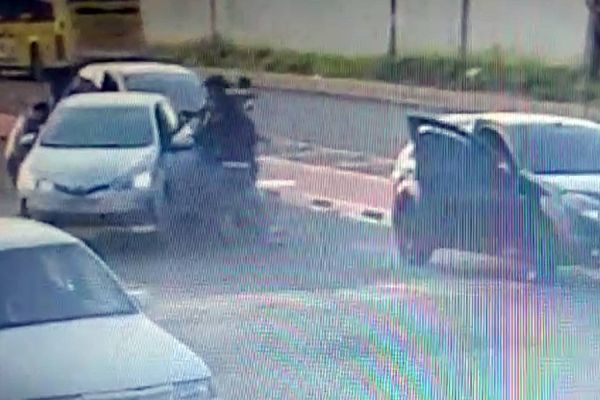 Imagem referente a notícia: Minutos após assalto, PRF recupera veículo roubado e arma usada no crime em Foz do Iguaçu