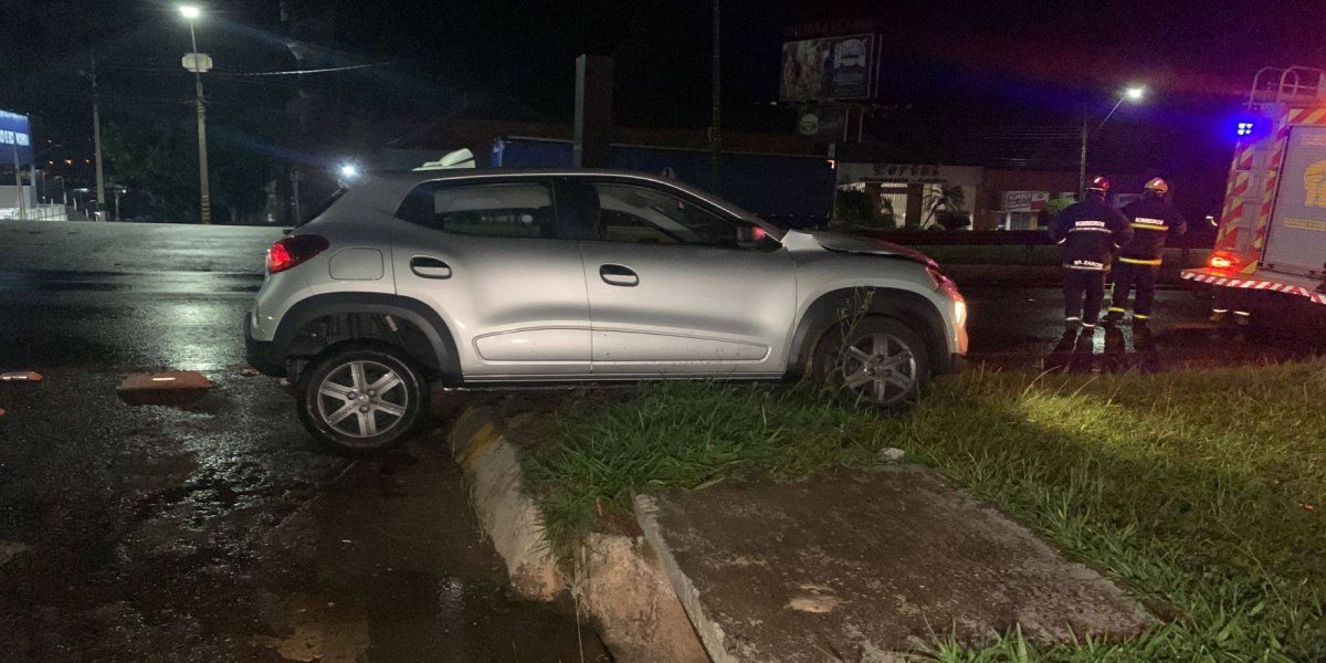Duas pessoas ficam feridas após colisão entre Kwid e Ônibus na BR-277 em Cascavel