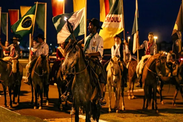 Foto relacionada a notícia: Chegada da chama crioula, missa e baile abriram a 14ª Semana Farroupilha