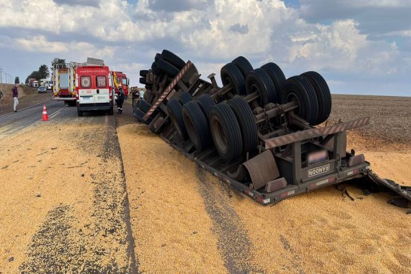 Mulher morre após caminhão tombar na PR-182 entre Toledo e Maripá