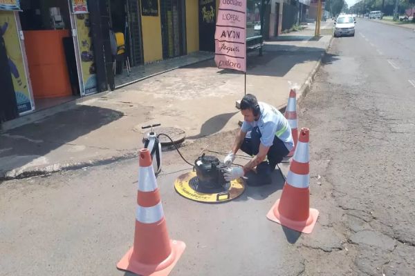 Sanepar usa teste de fumaça para identificar ligações irregulares na rede de esgoto