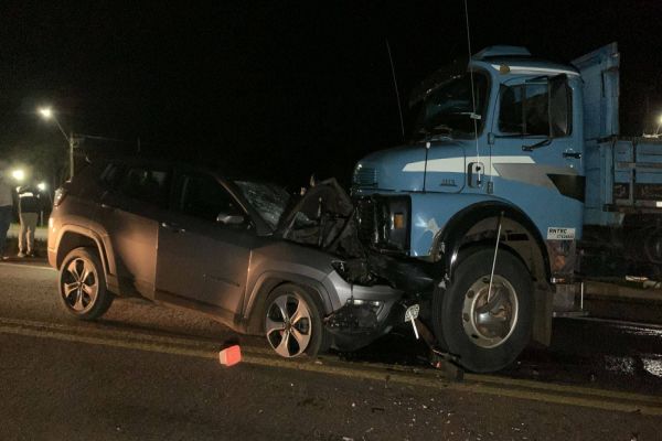 Homem fica ferido em colisão frontal com caminhão na BR-277 em Cascavel