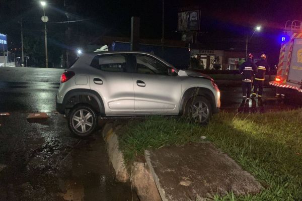 Duas pessoas ficam feridas após colisão entre Kwid e Ônibus na BR-277 em Cascavel