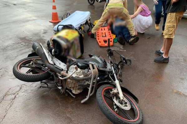 Colisão entre moto e Fiorino deixa motociclista ferido no Centro de Cascavel