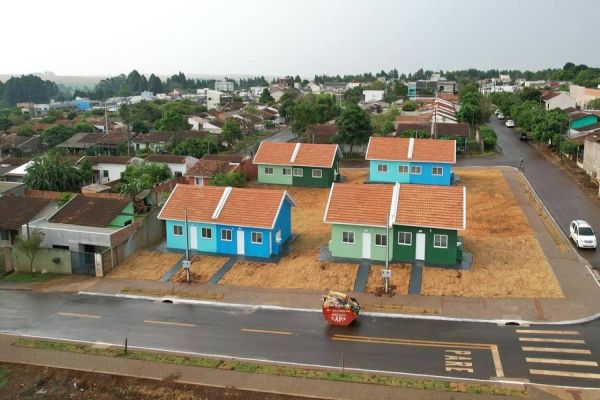 Emoção e gratidão: Famílias que perderam tudo em incêndio recebem casas próprias em Cascavel