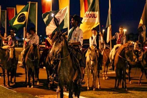 Chegada da chama crioula, missa e baile abriram a 14ª Semana Farroupilha