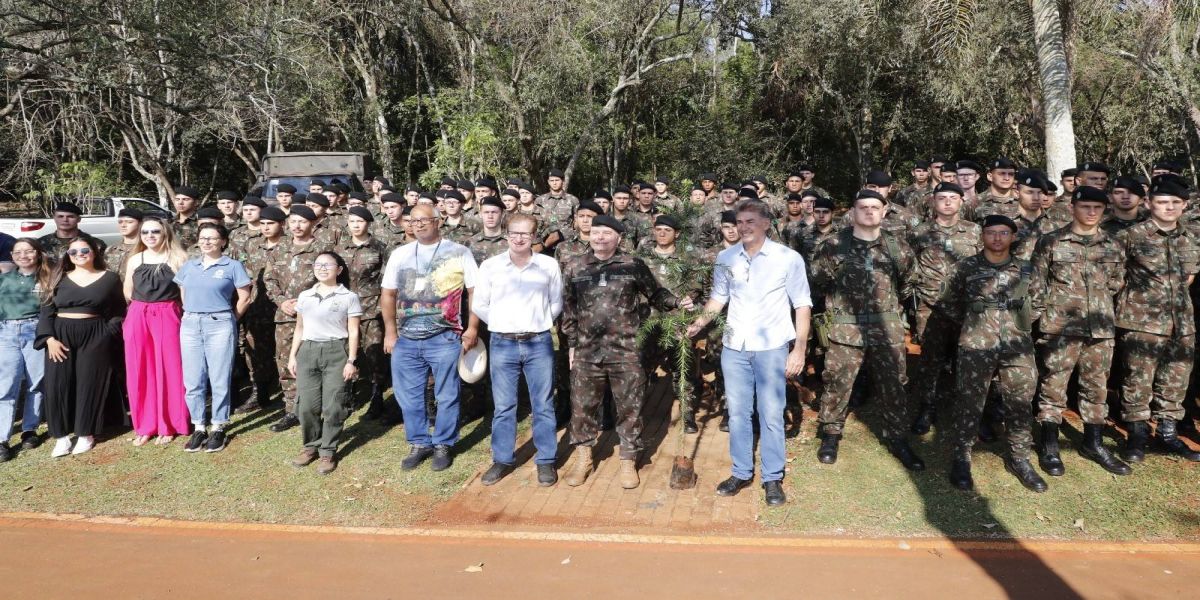 Prefeitura de Cascavel e Exército se unem em ação ambiental no Dia da Árvore