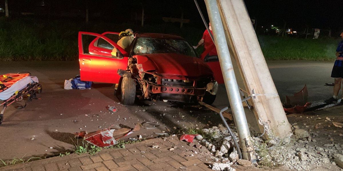 Carro colide em poste e passageiro fica ferido na Rua Souza Naves em Cascavel