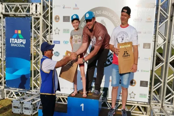 Foto relacionada a notícia: Torneio de Arremesso de Celular arrecada nove toneladas de alimentos não perecíveis