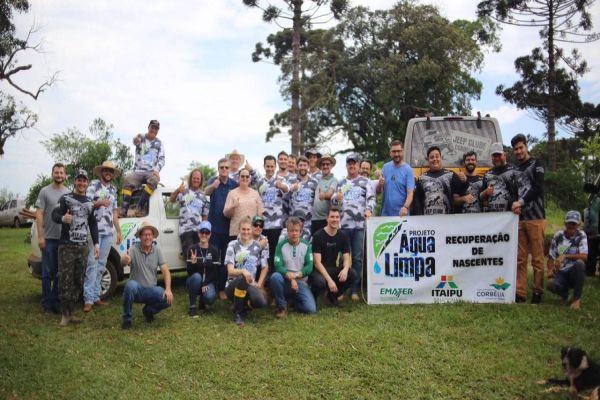 Imagem referente a notícia: Deputado Márcio Pacheco, Projeto Água Limpa e Jipeiros Corbélia unem esforços no Dia da Árvore