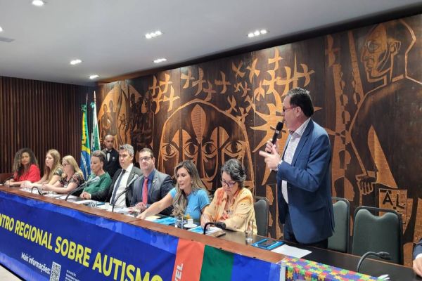 Alécio Espínola participa de encontro sobre autismo em Curitiba