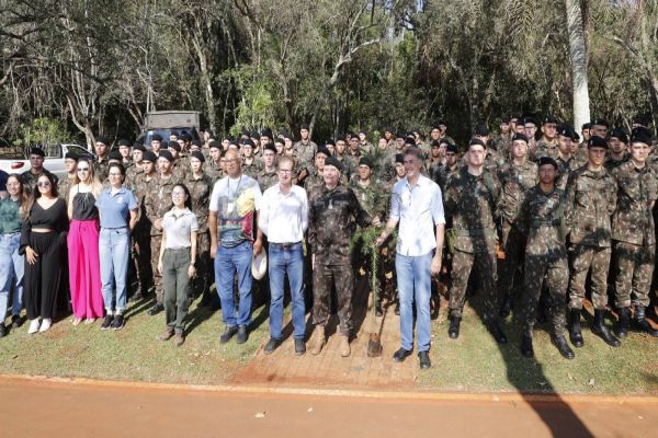 Prefeitura de Cascavel e Exército se unem em ação ambiental no Dia da Árvore