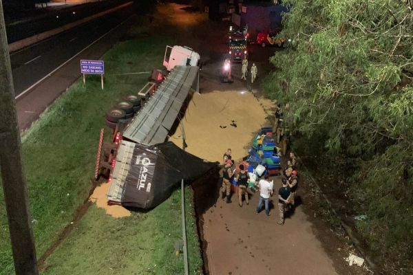 Carreta carregada com soja e drogas escondidas tomba na PRc-467 em Cascavel