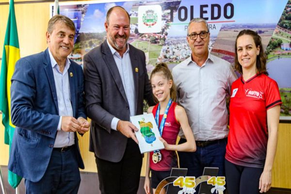 Campeã brasileira de ginástica rítmica foi recepcionada pelo Gabinete do Prefeito de Toledo