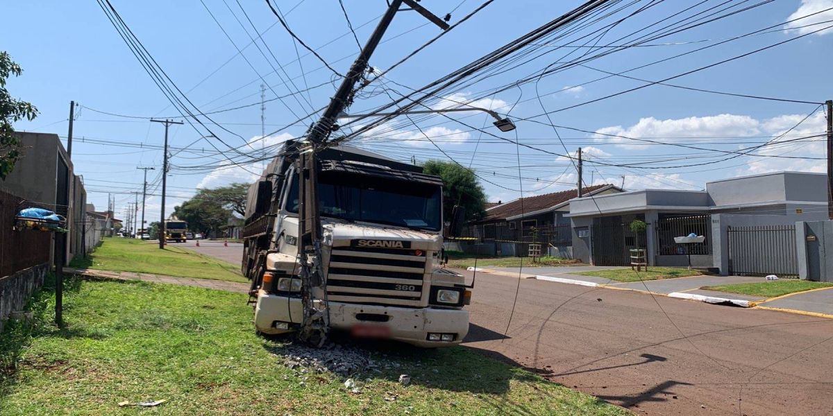 Carreta desgovernada destrói poste no Bairro Cascavel Velho