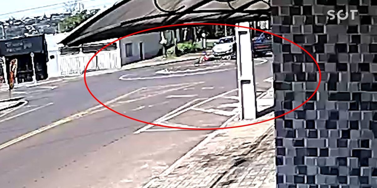 Motociclista se envolve em forte colisão na Rua Maria Tereza Figueiredo
