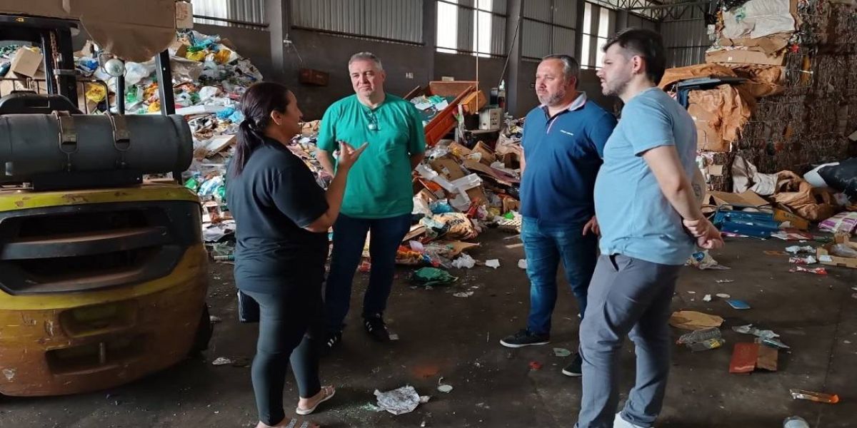 Comitiva de Blumenau (SC) conhece o Programa Sustentar e suas práticas de proteção ao Meio Ambiente