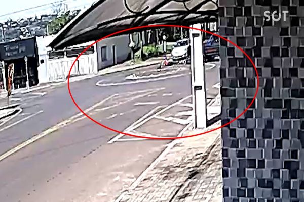 Motociclista se envolve em forte colisão na Rua Maria Tereza Figueiredo