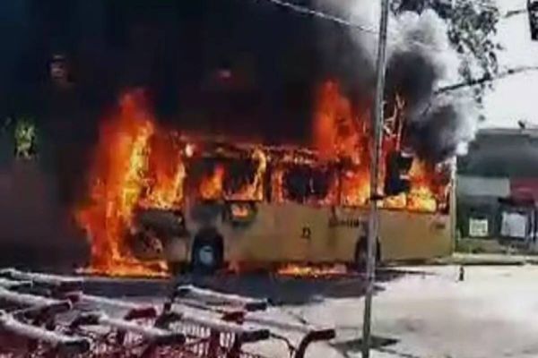 Incêndio em ônibus de transporte público em Londrina: Passageiros escapam ilesos