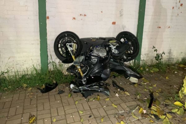 Motociclista sofre TCE grave e trauma em face após atropelar pedestre, no centro de Cascavel