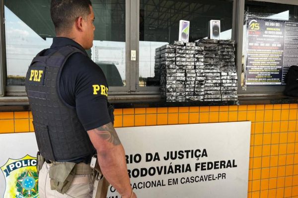 Imagem referente a notícia: Polícia Rodoviária Federal realiza apreensão de Iphones e dinheiro em espécie na BR-277 em Cascavel