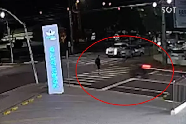 Foto relacionada a notícia: Câmera de segurança registra grave acidente envolvendo pedestre e motocicleta em Cascavel