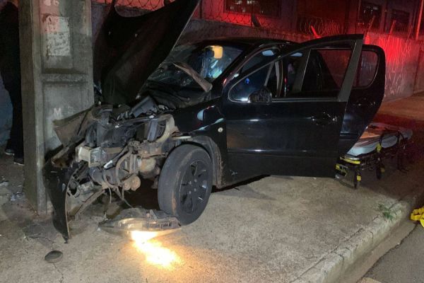 Peugeot 307 fica destruído após atingir poste de alta tensão na Rua Ipanema em Cascavel