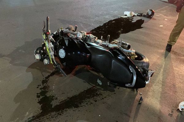Passageira de motocicleta fica ferida após colisão na Rua Ipanema no Bairro Periolo em Cascavel