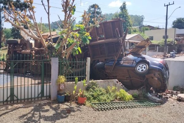Caminhão carregado de grama colide com carro e tomba em Três Barras do Paraná