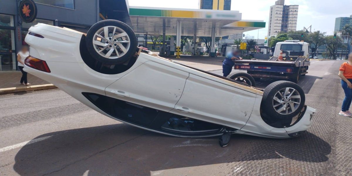 Jetta capota após acidente na Rua Barão do Cerro Azul