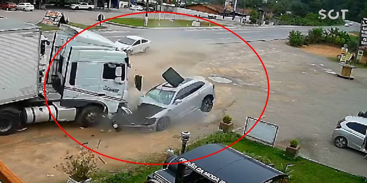 Carro fica destruído após violenta colisão com caminhão na BR-470