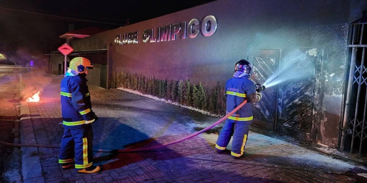 Corpo de Bombeiros é acionado para combater incêndio criminoso em clube no bairro Santo Onofre