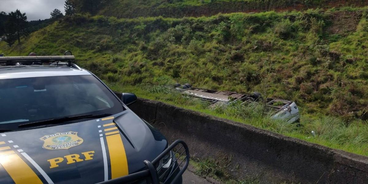 Ônibus de turismo com 53 passageiros tomba na BR-116; Uma pessoa morre