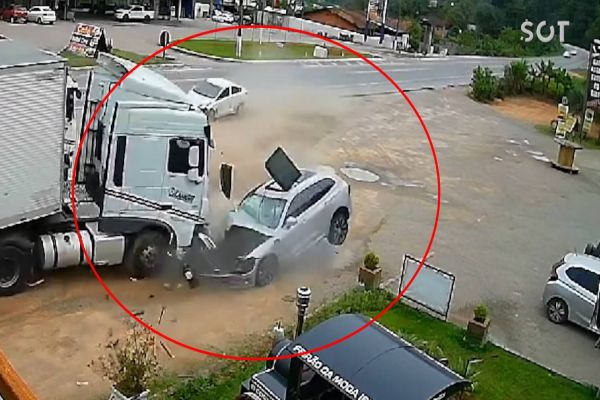 Carro fica destruído após violenta colisão com caminhão na BR-470