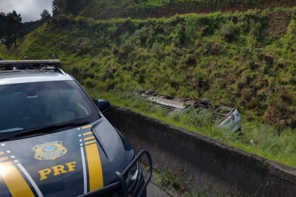 Ônibus de turismo com 53 passageiros tomba na BR-116; Uma pessoa morre