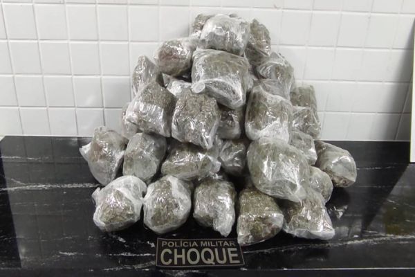 Pelotão de Choque apreende 13,8 Kg de maconha em ônibus na Rodoviária de Cascavel