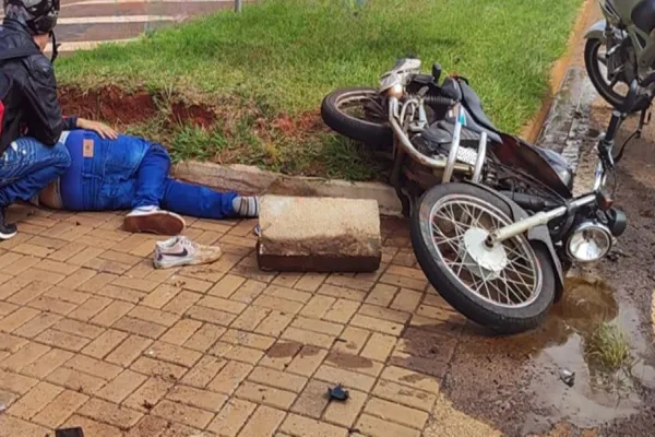Foto relacionada a notícia: Jovem de 23 anos fica ferido em acidente entre Automóvel e Motocicleta na Avenida Assunção