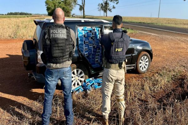 Imagem referente a notícia: Ação conjunta da PRF e PF resulta na apreensão de camionete carregada com cigarros contrabandeados
