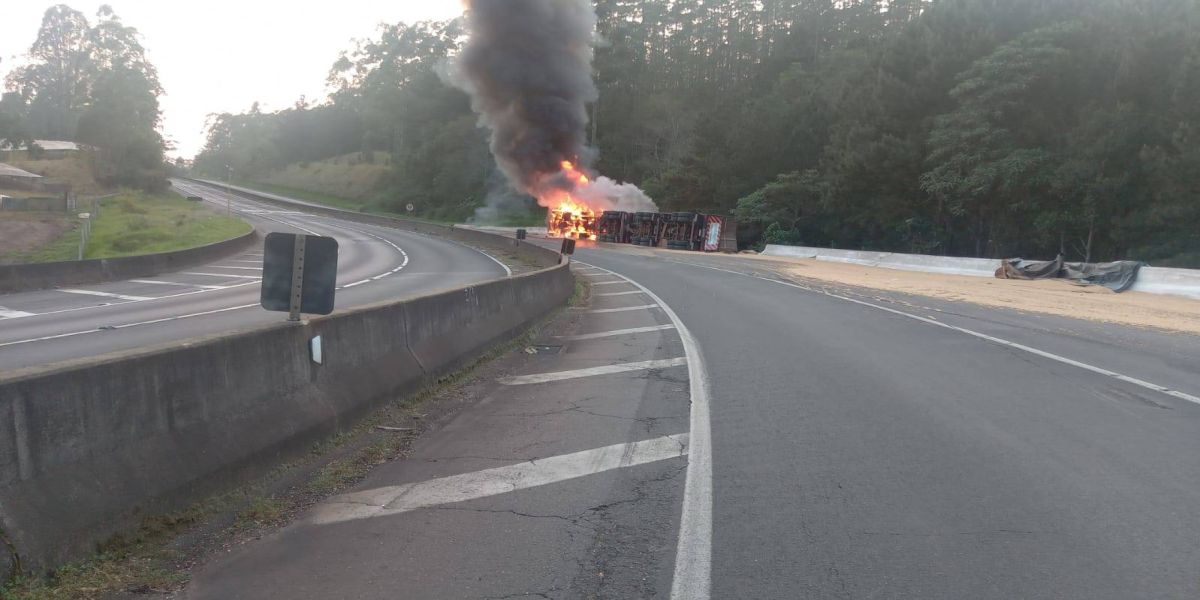 Carreta carregada com soja tomba e pega fogo em Mauá da Serra