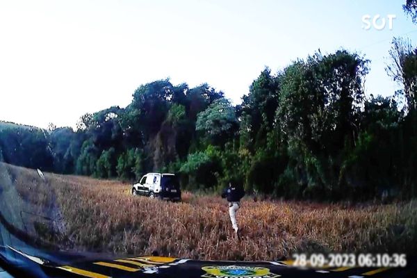 Imagem referente a notícia: Ação conjunta da PRF e PF apreende carro carregado com cigarros contrabandeados em Cascavel