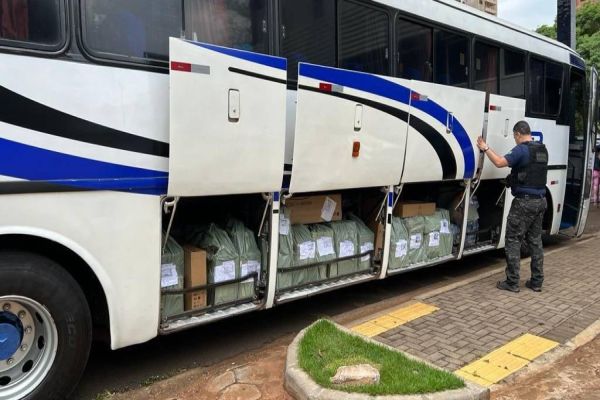 Dois ônibus com mercadorias irregulares são apreendidos pela Receita Federal