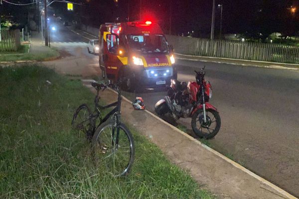 Ciclista é atingindo por moto na Rua Europa no Bairro Morumbi