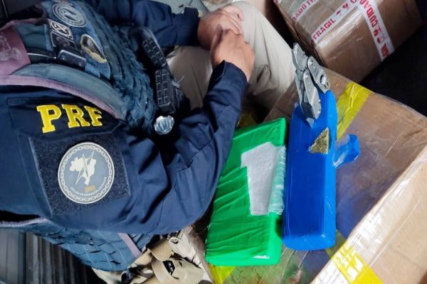 PRF apreende mais de meia tonelada de maconha, crack e cocaína no Paraná