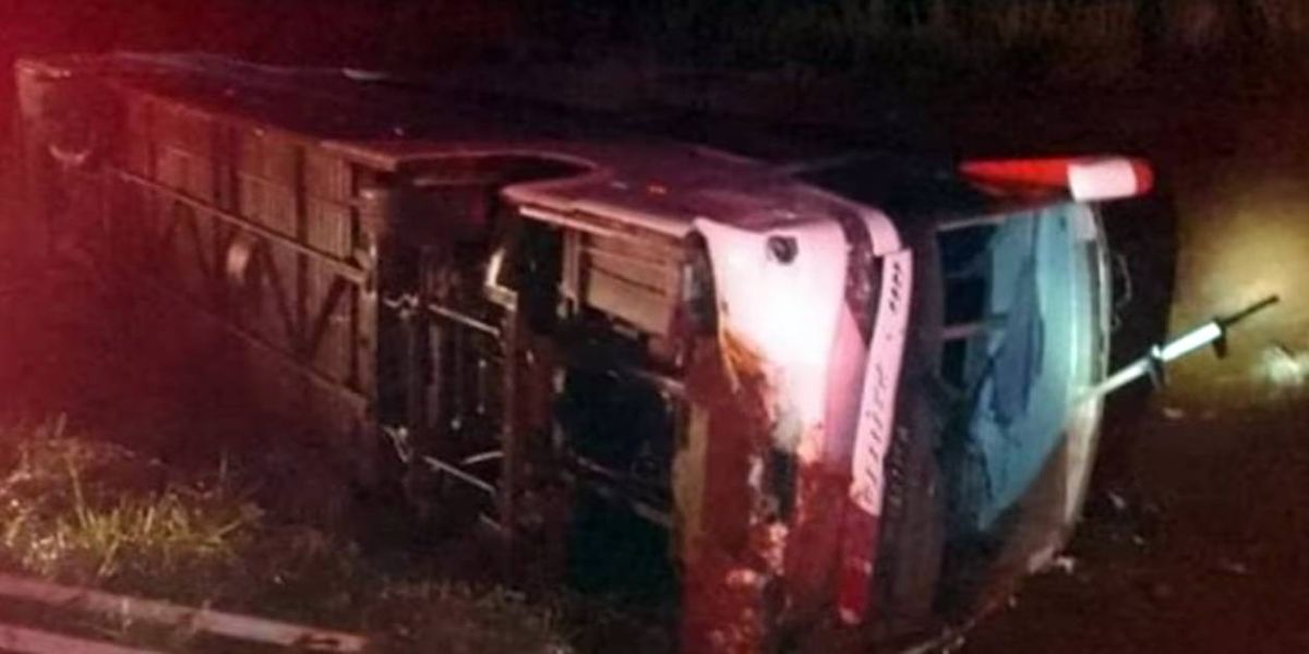 Ônibus de excursão religiosa capota e deixa oito mortos em rodovia de SP